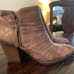 Paul Green size 9 Women's heeled bootie
